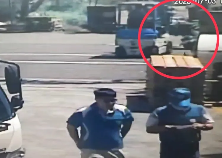 20歲女外送員連人帶車慘摔，頭部重創送醫不治。翻攝照片