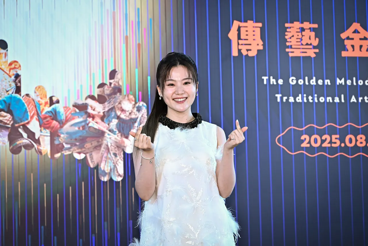 杨小黎透露从小就在庙口看戏长大,因为父亲是庙公。三立提供