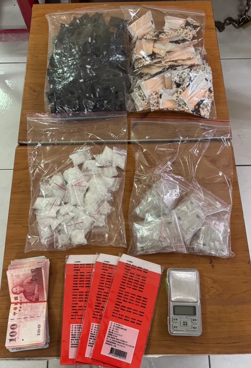 员警于车内查获二级毒品依托咪酯烟弹、三级毒品恺他命、咖啡包等违禁品。翻摄画面
