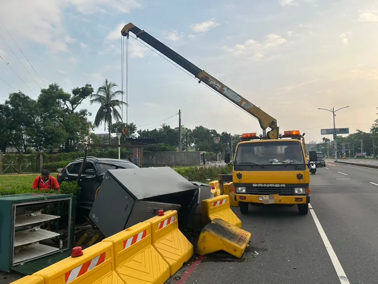 15歲少年開車闖紅燈，自撞電電箱，造成455戶停電。翻攝畫面