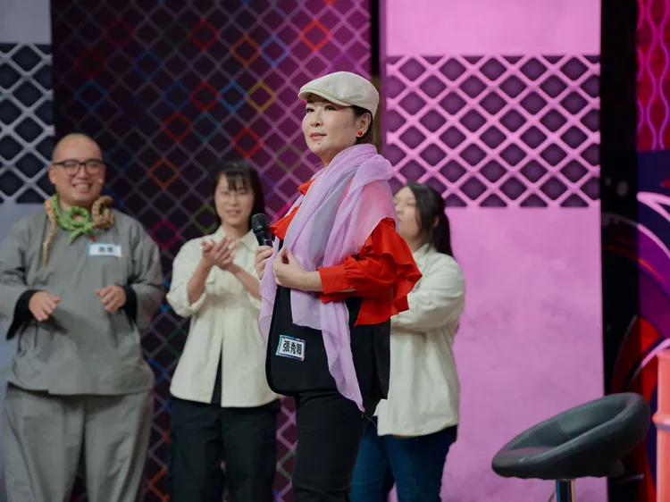 張秀卿時尚走秀賣絲巾全場笑翻。公視台語台提供