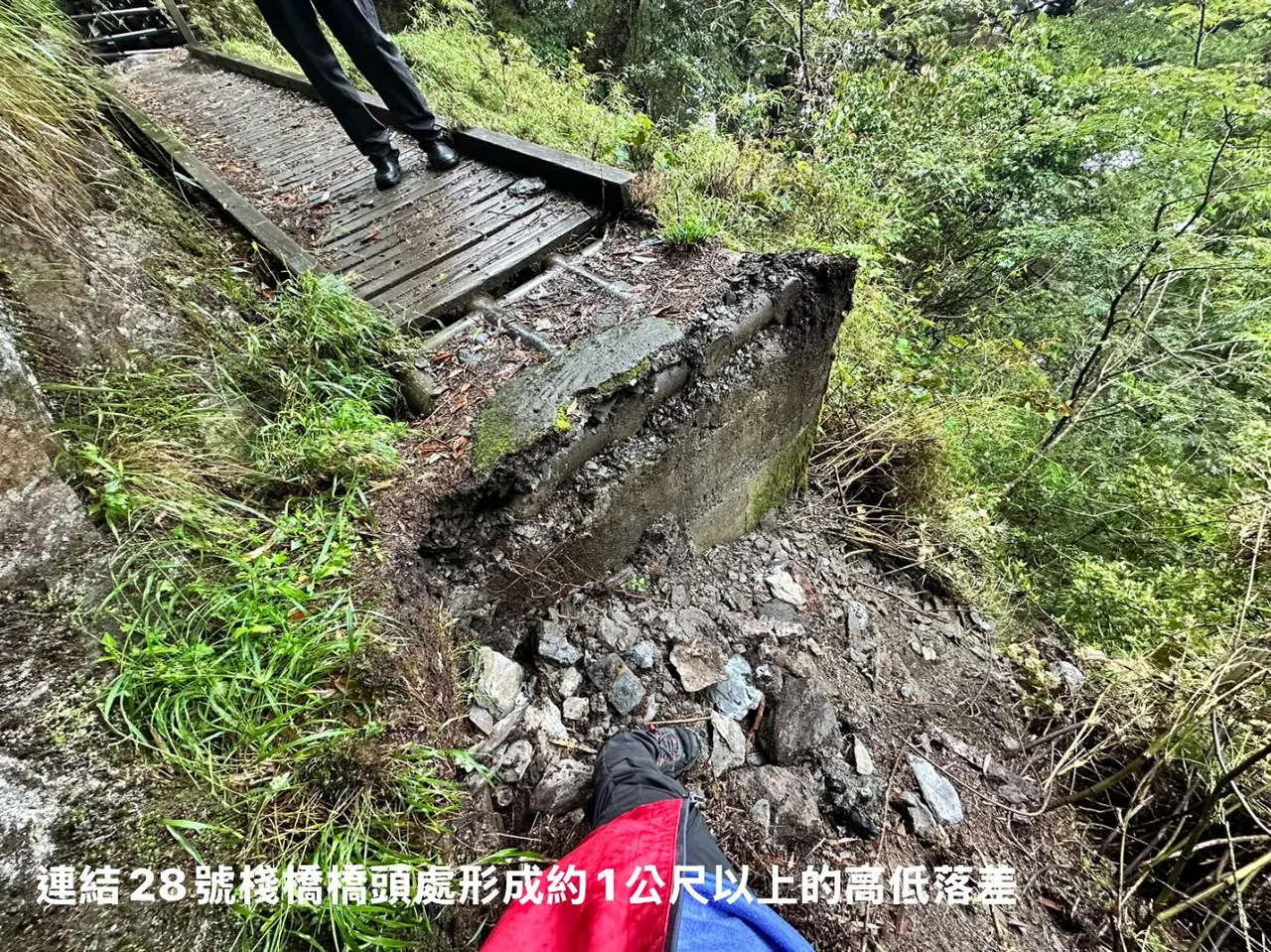 28號棧橋橋頭塌陷,高低落差達1公尺。翻攝玉管處臉書