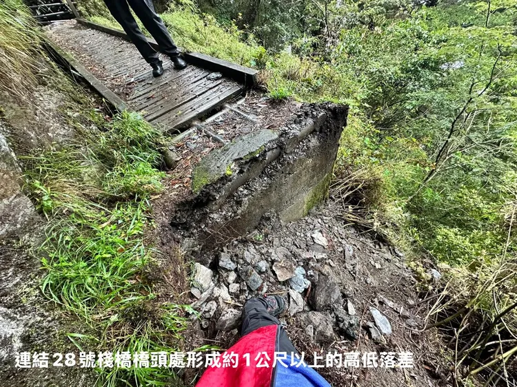 28號棧橋橋頭塌陷，高低落差達1公尺。翻攝玉管處臉書