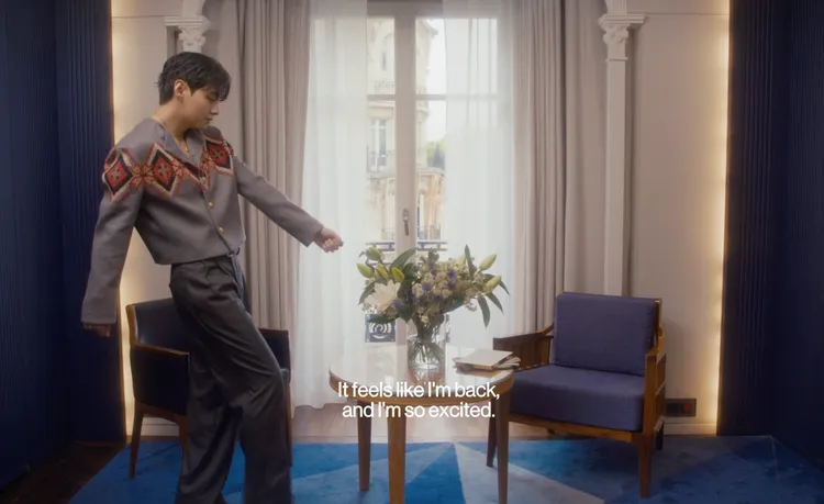 V在看秀前在房間內跳舞。翻攝影片