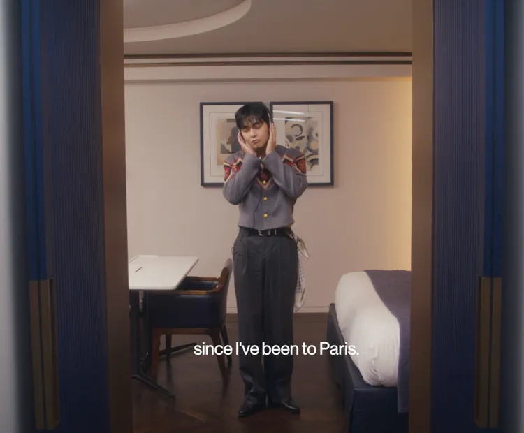 BTS V前往巴黎欣賞CELINE大秀時，與品牌合作拍攝影音企劃。翻攝影片