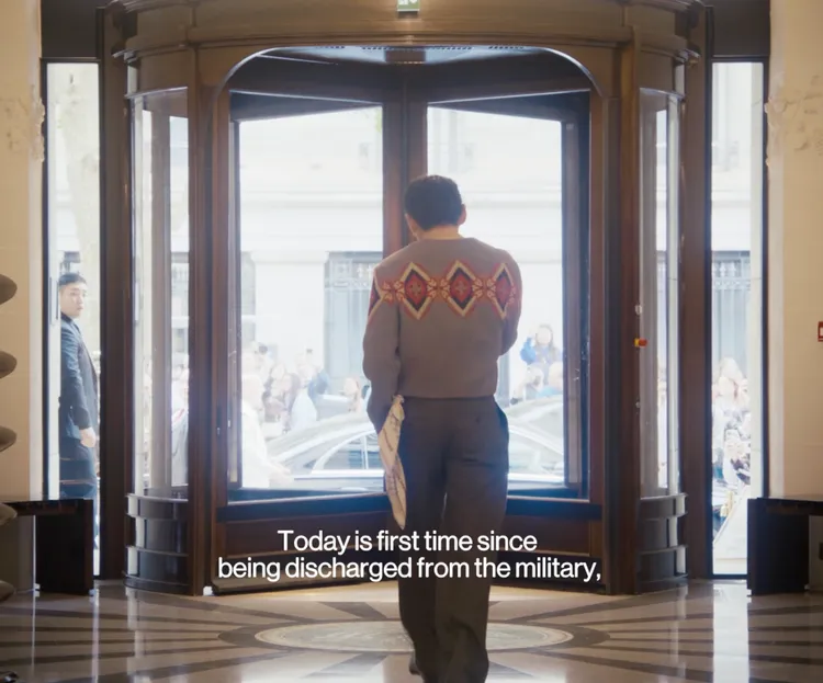 V走出飯店大廳去看秀。翻攝影片