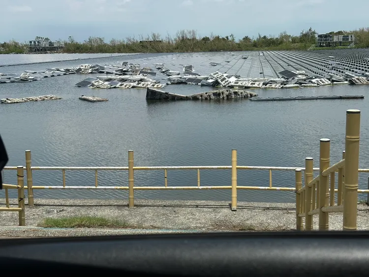 「嘉義新塭滯洪池案場」光電板受損嚴重。翻攝自黃國昌臉書