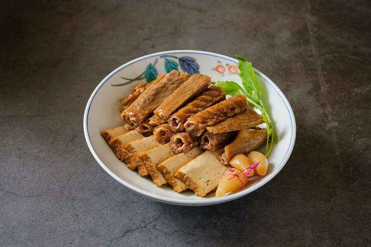 店內除了經典港點外，也提供多款道地潮州菜。神旺潮品集．忠孝旗艦店提供