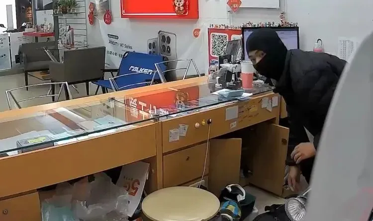 嫌犯翻箱倒櫃搜刮財物。家屬提供