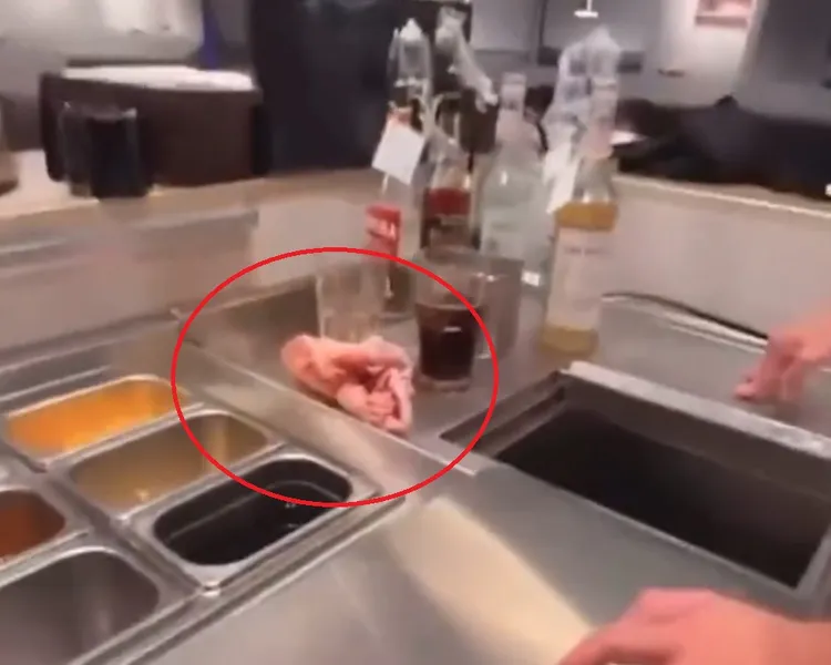 古拉爵員工舔抹布後舔餐檯，如今衛生局要開罰了。翻攝自高雄點threads
