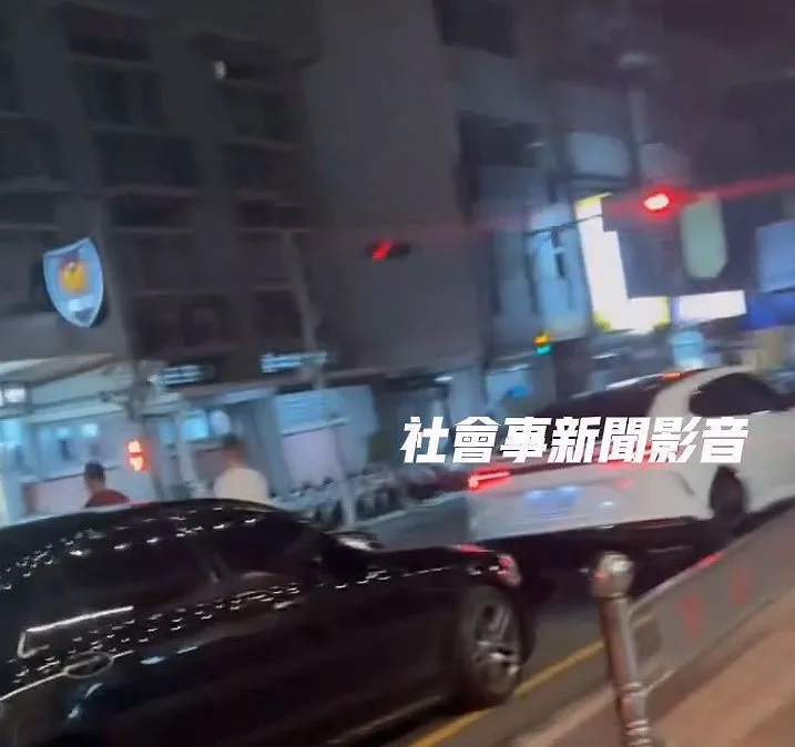 警方喝令到場助陣的友人離開派出所，未發生事端。翻攝「社會事新聞影音」