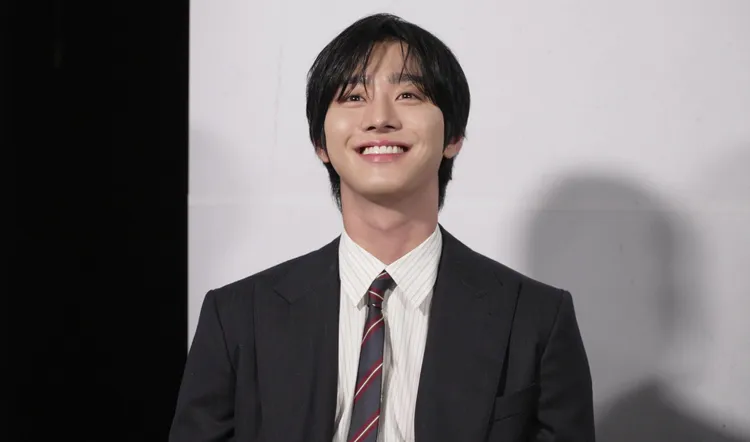 安孝燮片中背著童星狂奔，笑說「他比我想像中還重」。采昌國際提供