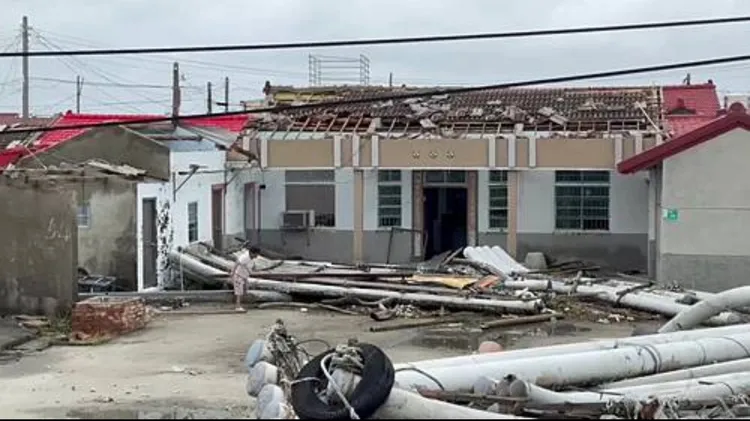 房屋屋頂都被掀開，加上斷電缺水，居民苦不堪言。民眾提供