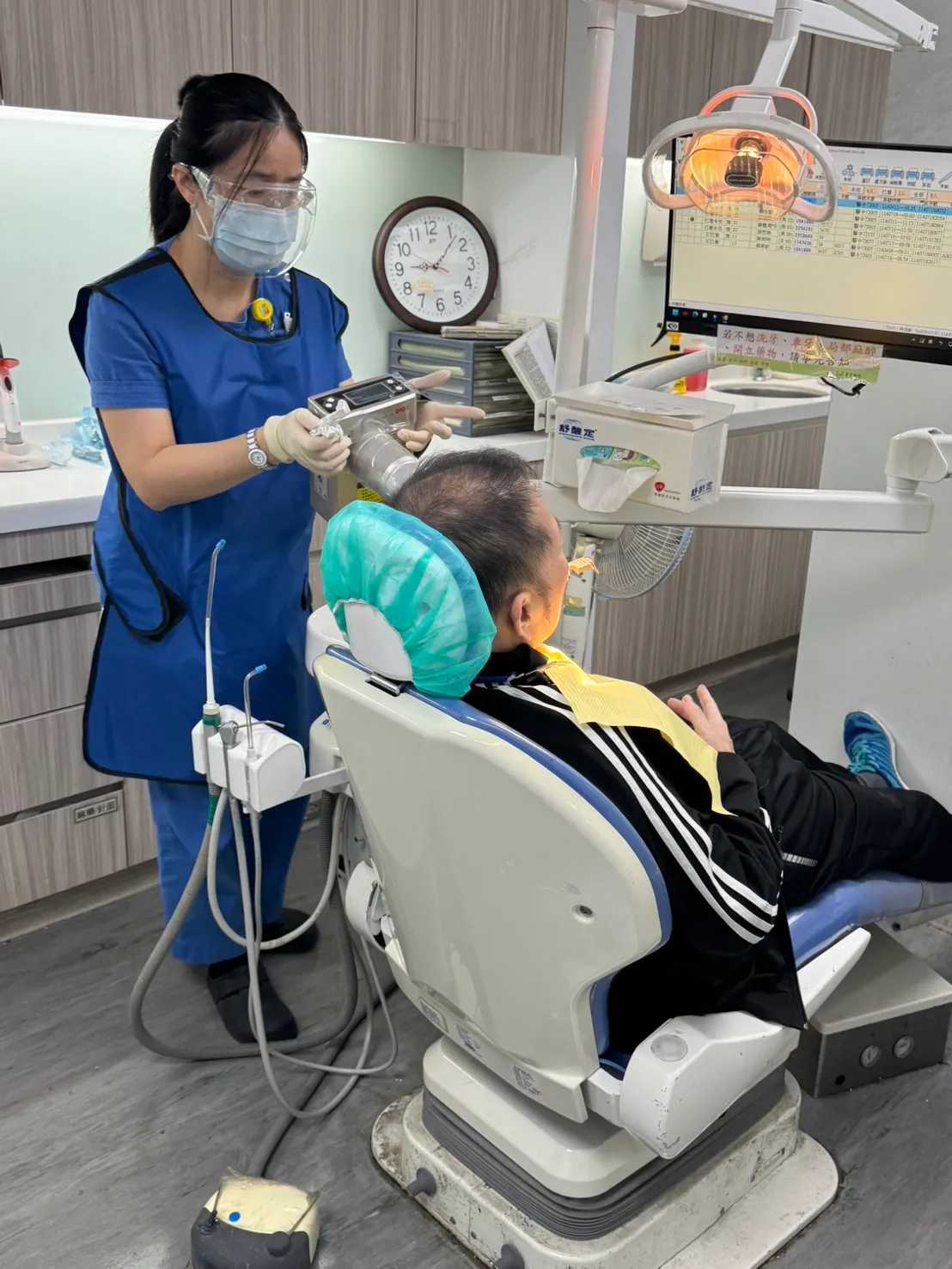 台中医院拥有移动式X光机与身障者专用升降椅,提供身障者治疗牙齿服务。台中医院提供