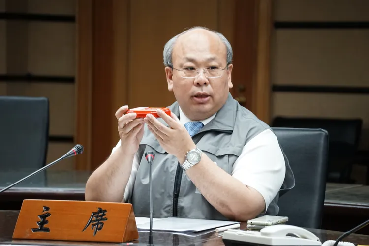 中選會副主委陳朝建展示罷免投票圈選工具及印台。邱筠媜攝