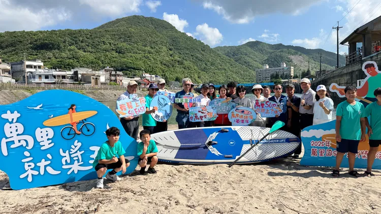 現場有專業教練教導如何安全體驗SUP的樂趣，觀光局長楊宗珉也初次體驗就落水，大讚好玩又消暑。公所提供