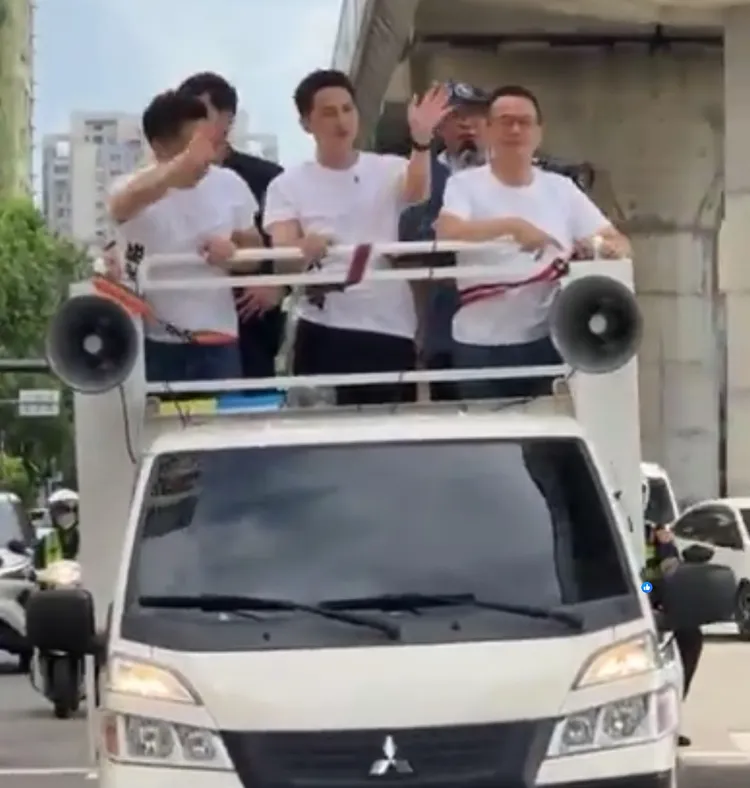 台北市長蔣萬安與國民黨立委羅智強今（12）日南下台中，陪同立委廖偉翔進行車隊掃街，呼籲選民站出來，投下「不同意罷免」票。翻攝廖偉翔臉書