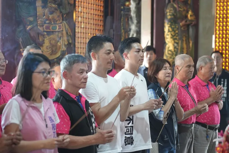 台北市長蔣萬安與國民黨立委羅智強今（12）日南下台中，陪同立委廖偉翔進行車隊掃街。翻攝廖偉翔臉書