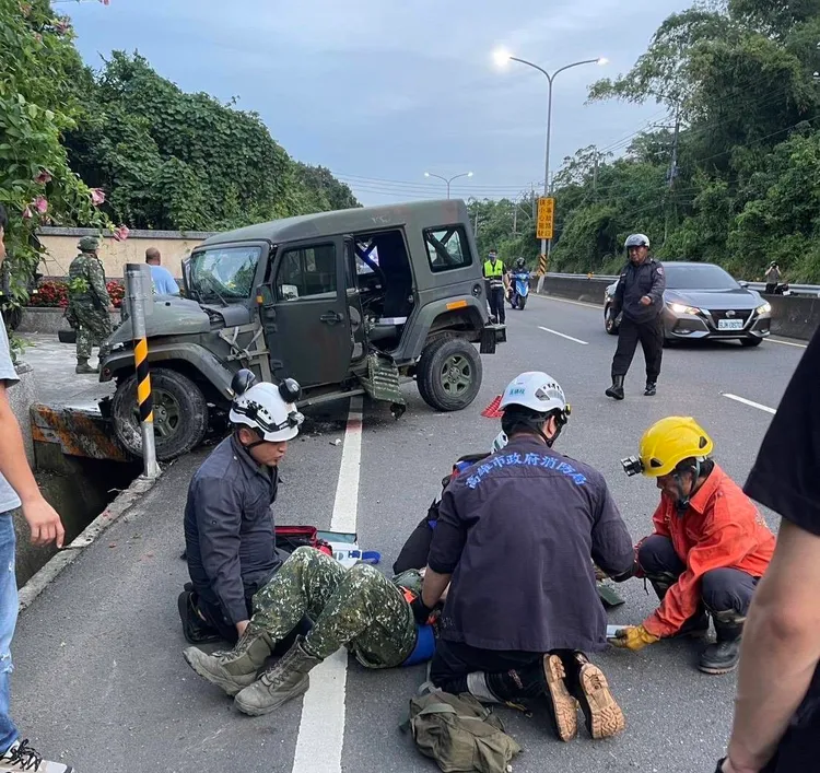 八軍團重防營軍車自撞，3名受傷士兵分別大腿骨折、骨盆骨折、眼睛撞傷。民眾提供