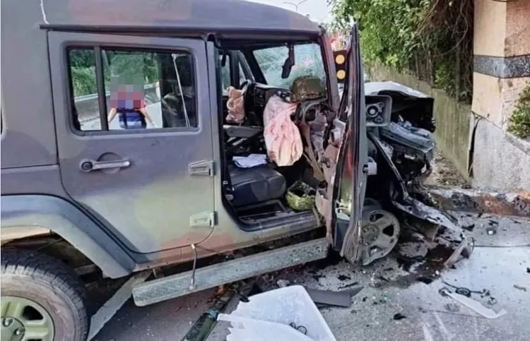 八軍團重防營軍車自撞民宅前石墩，安全氣囊都爆開。翻攝畫面