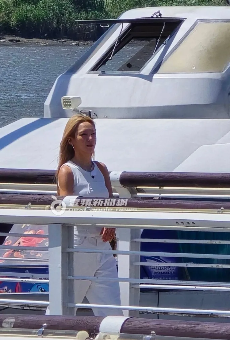 孝淵一身白加上招牌金髮走下遊艇，整個人非常亮眼。特勤中心攝