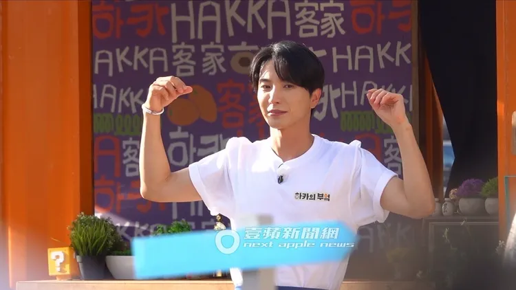 利特下車後，伸懶腰、活動筋骨，舉起雙手熱身準備迎接客人。特勤中心攝