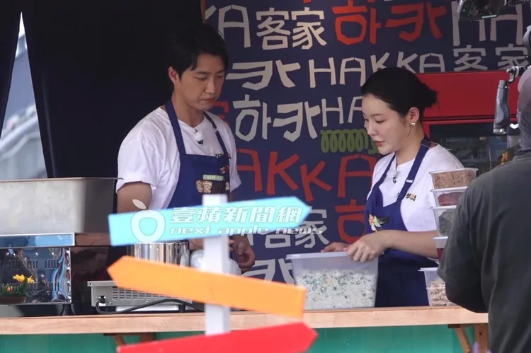 「生意天才」趙老闆（右）把韓國料理端給江宏傑準備營業。特勤中心攝