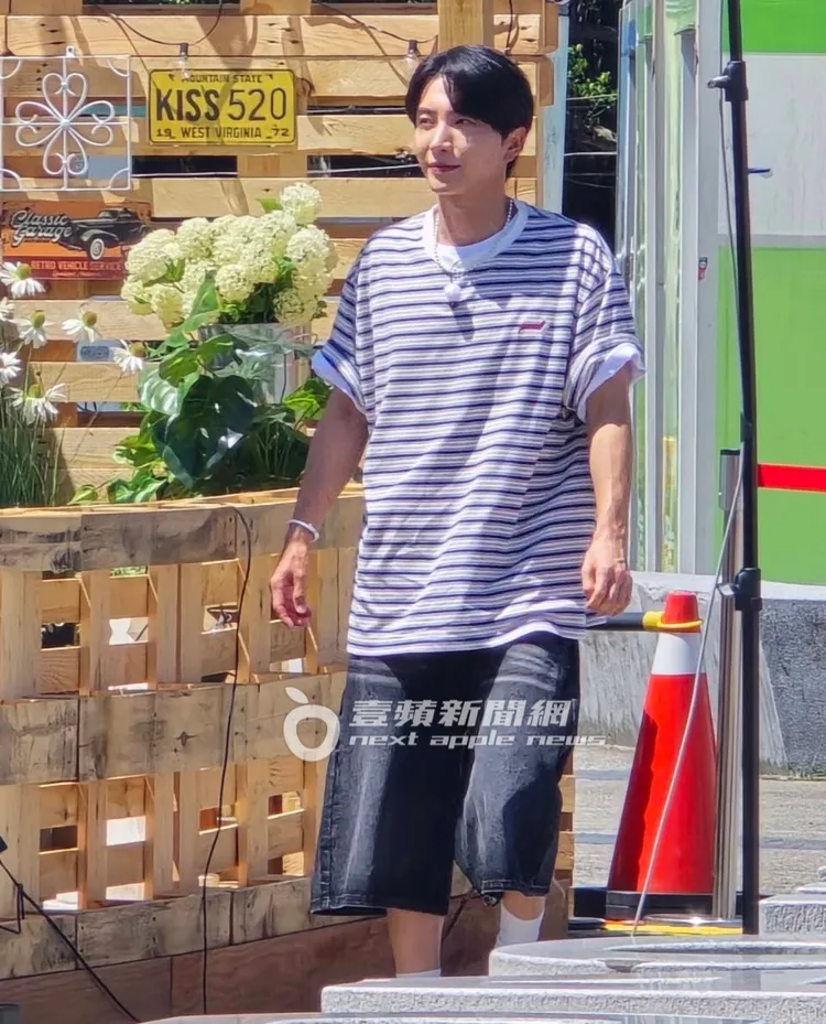 利特走回餐館幫忙備料，雖天氣炎熱，但心情看來大好。特勤中心攝