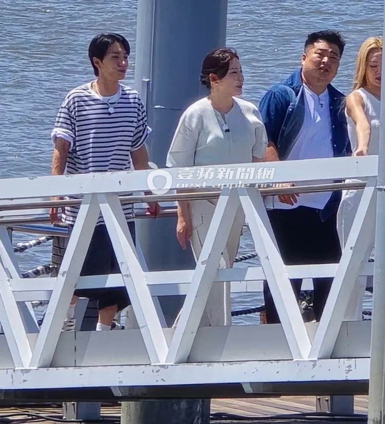 半小時後，利特（左起）、趙老闆、李元日及孝淵下船上岸，意猶未盡。特勤中心攝