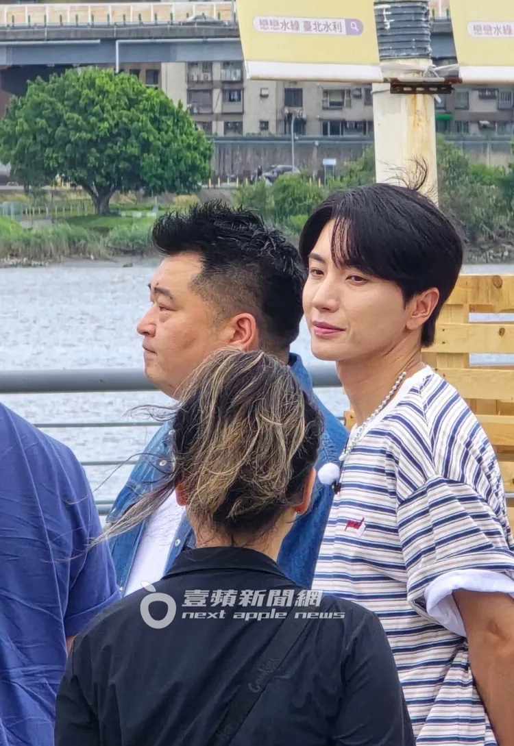 利特（右）和韓國主廚李元日在大稻埕碼頭，準備登上藍色公路遊艇。特勤中心攝