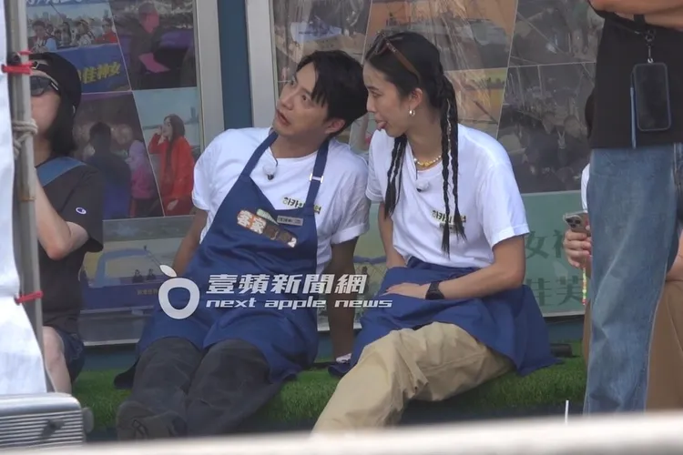 江宏傑（左）空檔與陳庭妮聊天，打趣做鬼臉拍照。特勤中心攝