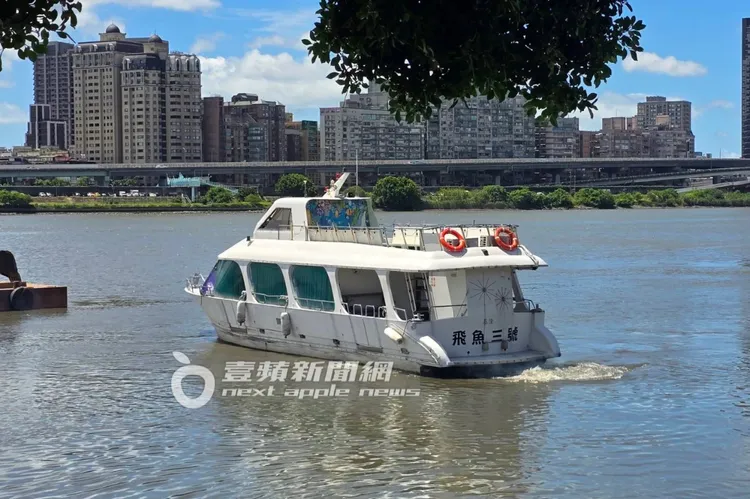 載著《客家廚房2》藝人和劇組的遊艇，緩慢駛出大稻埕碼頭。特勤中心攝
