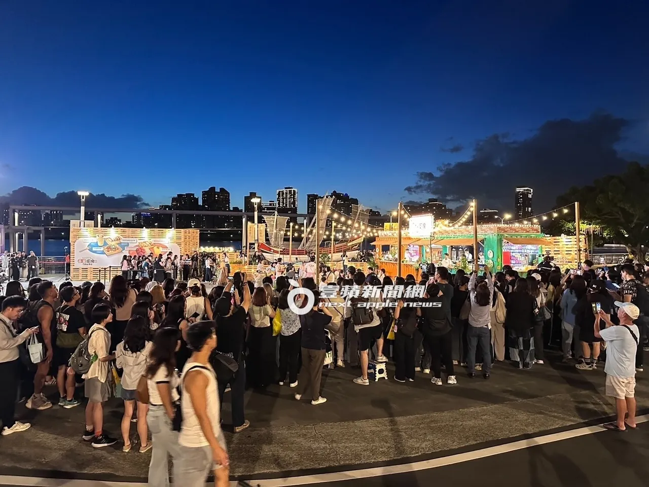 晚间9点多,《客家厨房》餐馆营业时间尾声,仍有近千粉围观朝圣。特勤中心摄