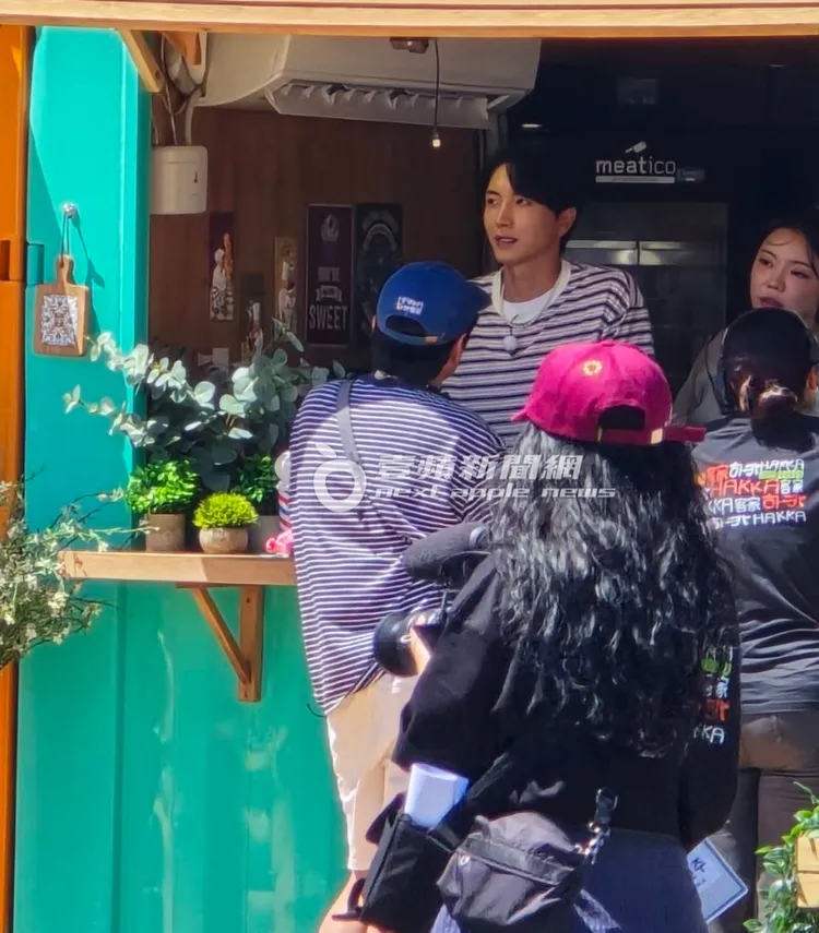 利特先到廚房內和趙老闆及劇組討論拍攝細節。特勤中心攝