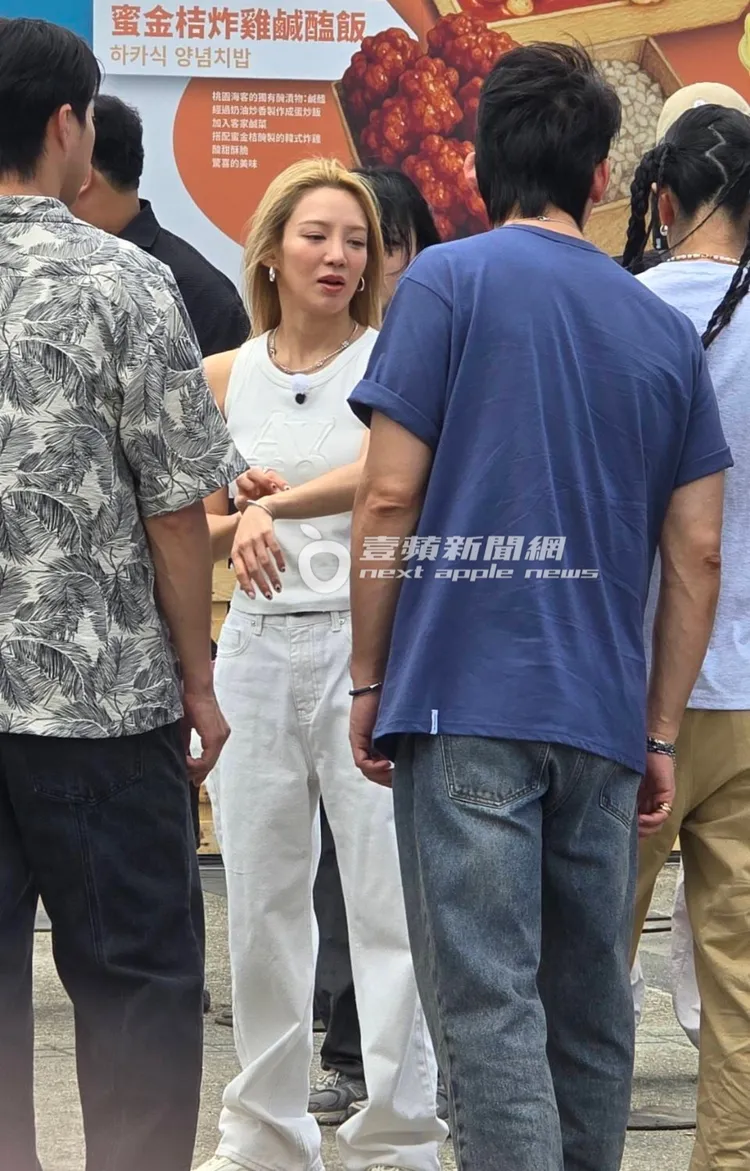 下午1點，少女時代成員孝淵（中）身穿白背心，亮麗現身大稻埕碼頭。特勤中心攝