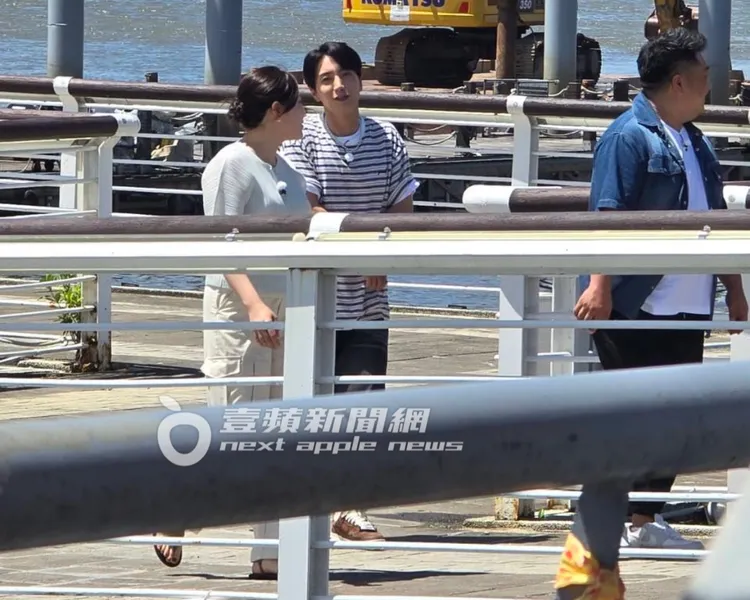 利特（中）上岸後意猶未盡，邊走邊和趙老闆分享心得。特勤中心攝