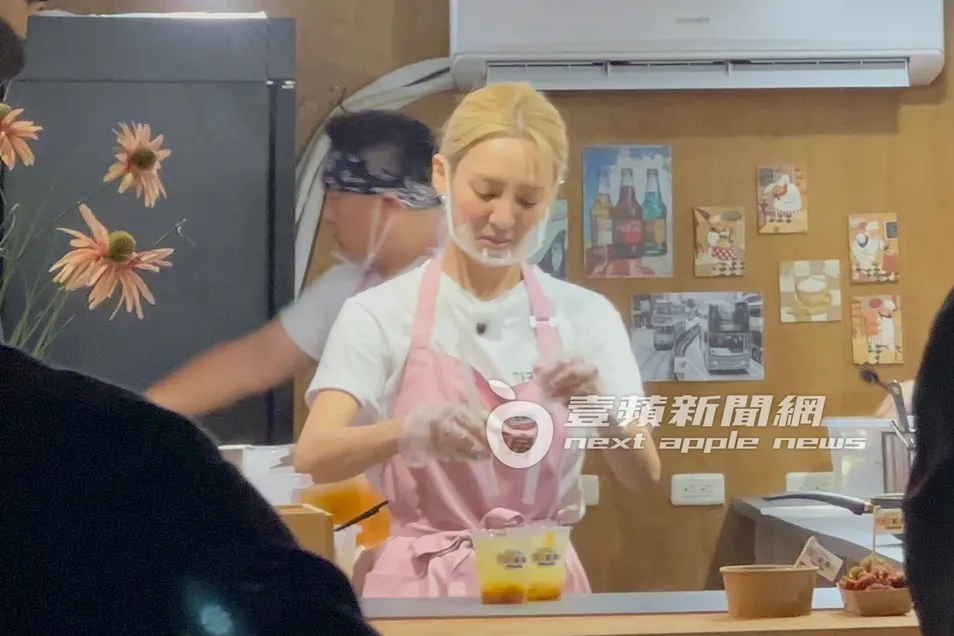 孝渊穿粉色围裙、绑起马尾,认真将做好的饮品放在柜台。特勤中心摄