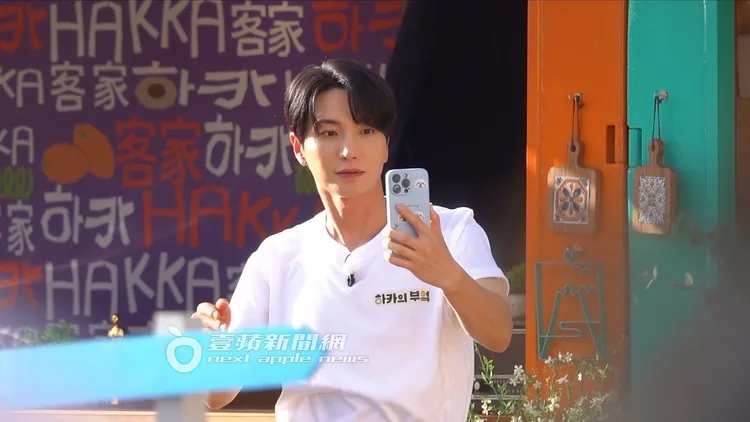 利特拿出手機當鏡子整理儀容，再將鏡頭對著粉絲直播。特勤中心攝