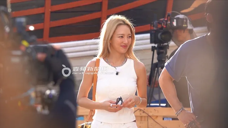 孝淵在車上休息3小時，手拿墨鏡、背著LV小包亮麗出場。特勤中心攝