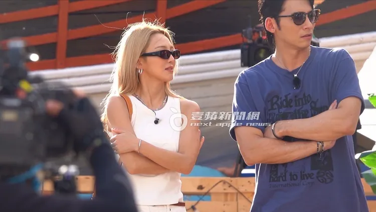 西曬陽光刺眼，孝淵（左）與温昇豪不約而同戴回墨鏡。特勤中心攝