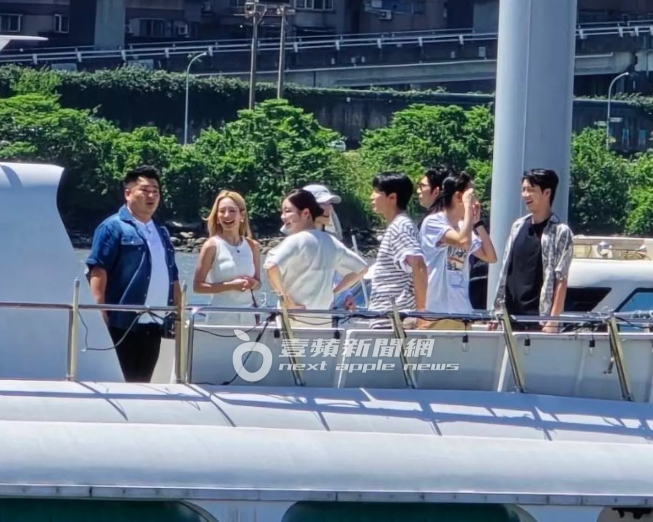 江宏杰(右起)、陈庭妮、温升豪、利特、赵老板、孝渊、李元日搭乘游艇,站在甲板上欣赏河岸美景。特勤中心摄