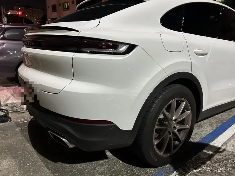 保時捷車尾也有刮痕。翻攝畫面
