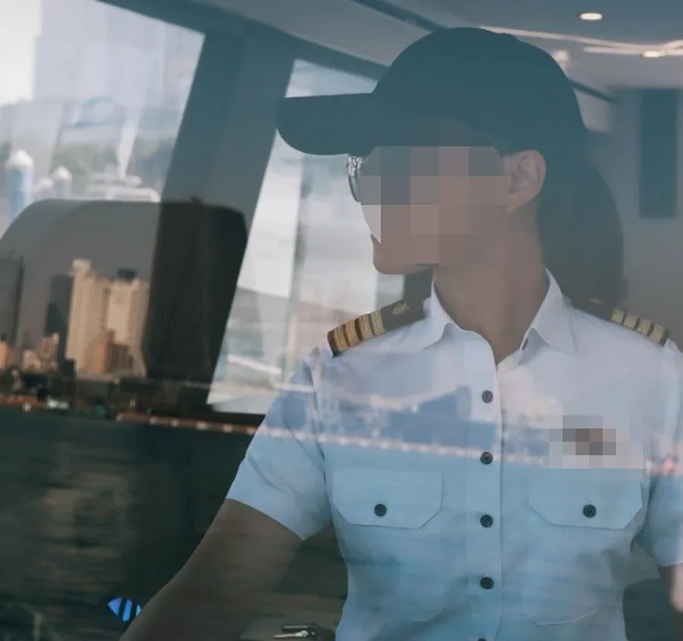 C女穿著白色船長制服相當帥氣，海上資歷更長達9年。翻攝畫面