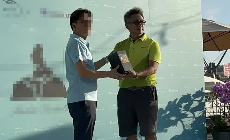 王俊喬(右)事後向警方說，喝醉了，都不記得。翻攝自臉書/法藍克台灣遊艇 Frank Yachts 