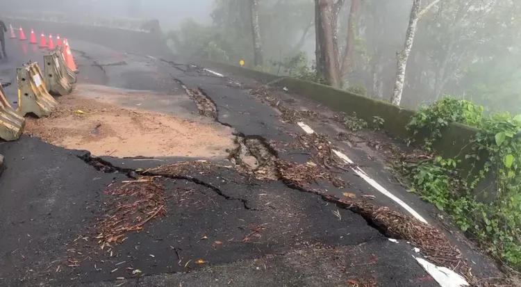 嘉義山區受到暴雨影響災情慘重，多處道路坍方、柔腸寸斷。民眾提供