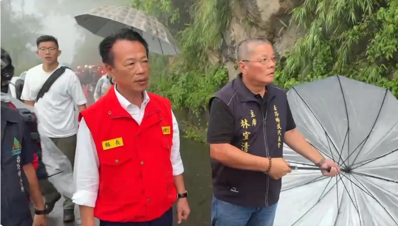 眾人目睹眼前景象都被嚇壞,趕緊撤離現場。民眾提供