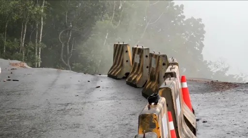 嘉义山区暴雨阻道 翁章梁勘灾「路瞬间不见」 6公车路线停驶