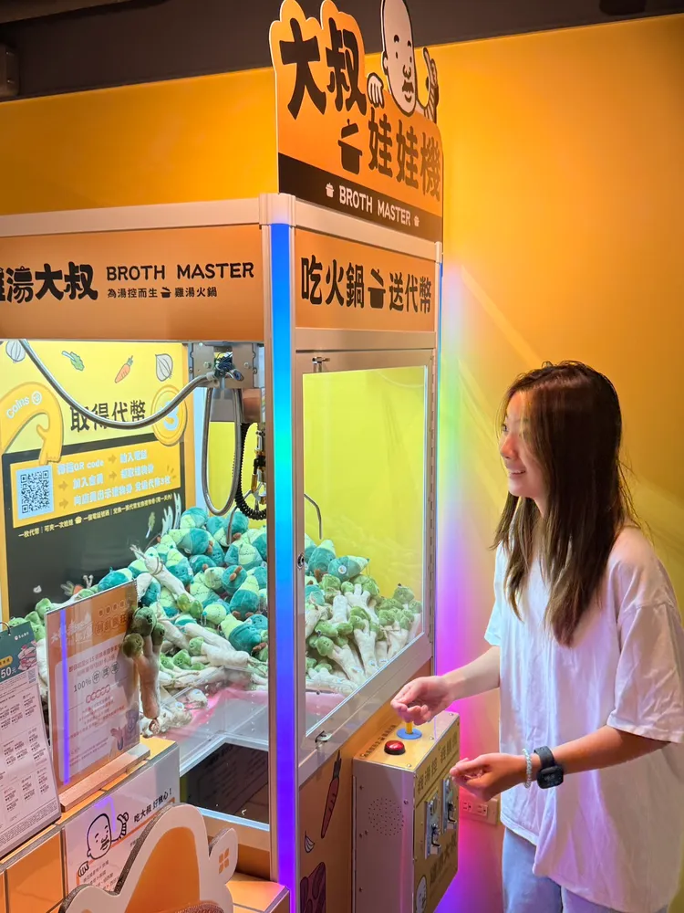 誠品南西店外也放置夾娃娃機讓消費者試試手氣。陳揚盛攝