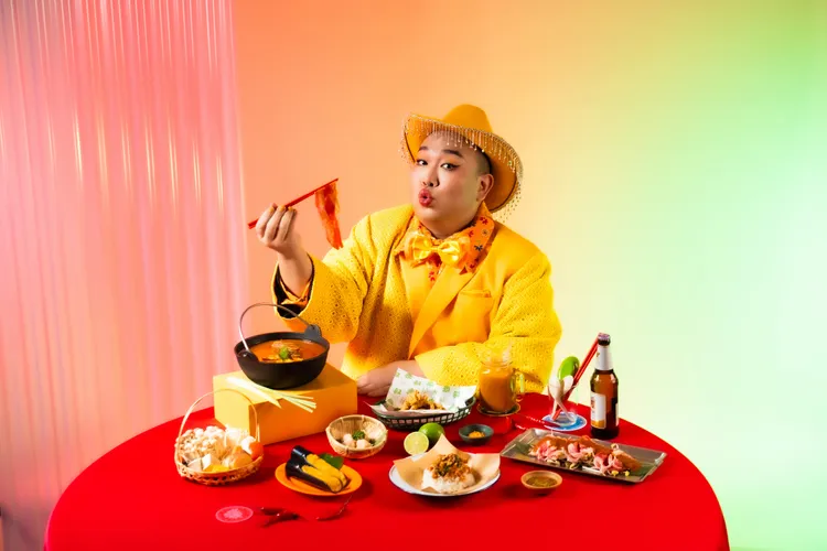 Alizabeth娘娘為雞湯大叔全新「泰國季」揭開序幕，以其獨有的浮誇魅力與幽默金句為活動造勢，展現十足泰式火花。業者提供