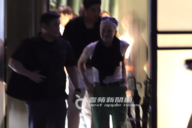 GD權志龍凌晨1點半，笑臉迎人步出橘色涮涮屋。特勤中心攝